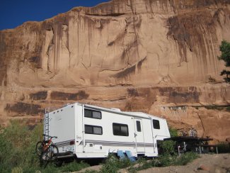 Camping bien situ&eacute; sur le bord du Colorado